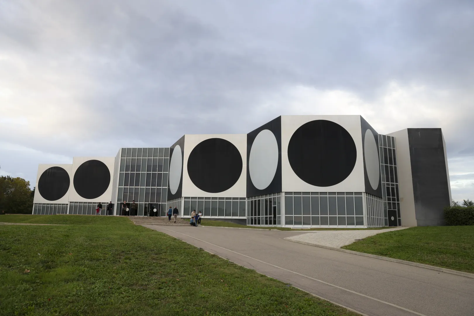 The Vasarely Foundation building in Aix-en-Provence – Photo by Noémi Napsugár Melegh / Telex