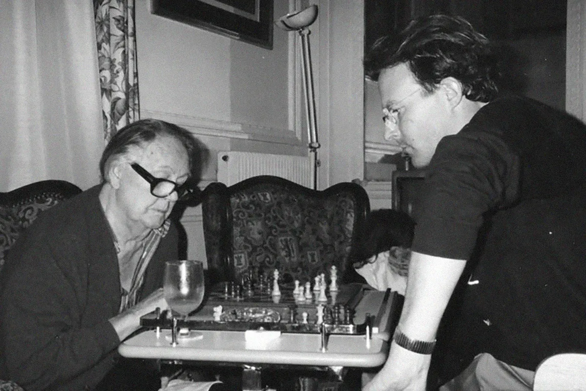 Victor Vasarely and his grandson Pierre playing chess – Source: archives of Pierre Vasarely