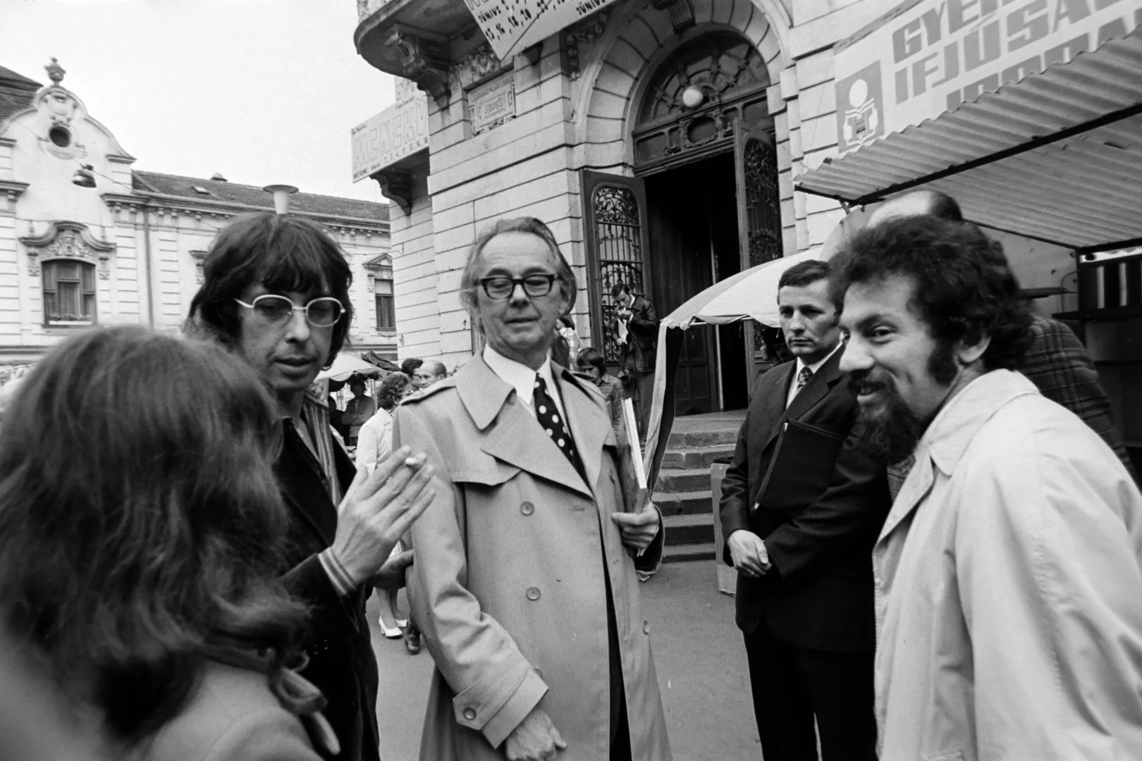 Victor Vasarely with his son Jean-Pierre Vasarely (Yvaral) in front of the Pécs National Theatre in 1976 – Photo by Viktor Gábor / Fortepan