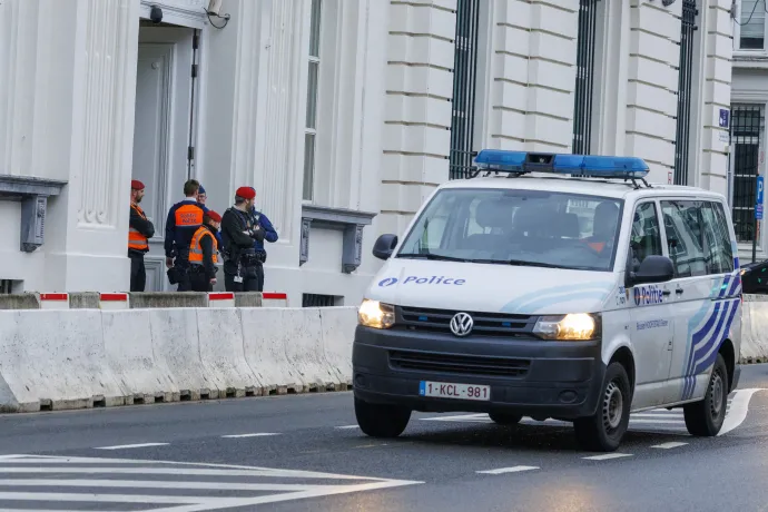 Rendőrök a Rue De La Loi 16. szám előtt 2025. január 6-án – Fotó: Nicolas Maeterlinck / Belga / AFP