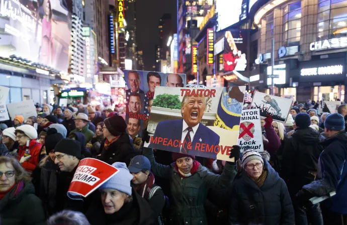 A Donald Trump amerikai elnök ellen indítandó alkotmányos felelősségre vonás (impeachment) támogatói tüntetnek New Yorkban 2019. december 17-én – Fotó: Justin Lane / EPA / MTI