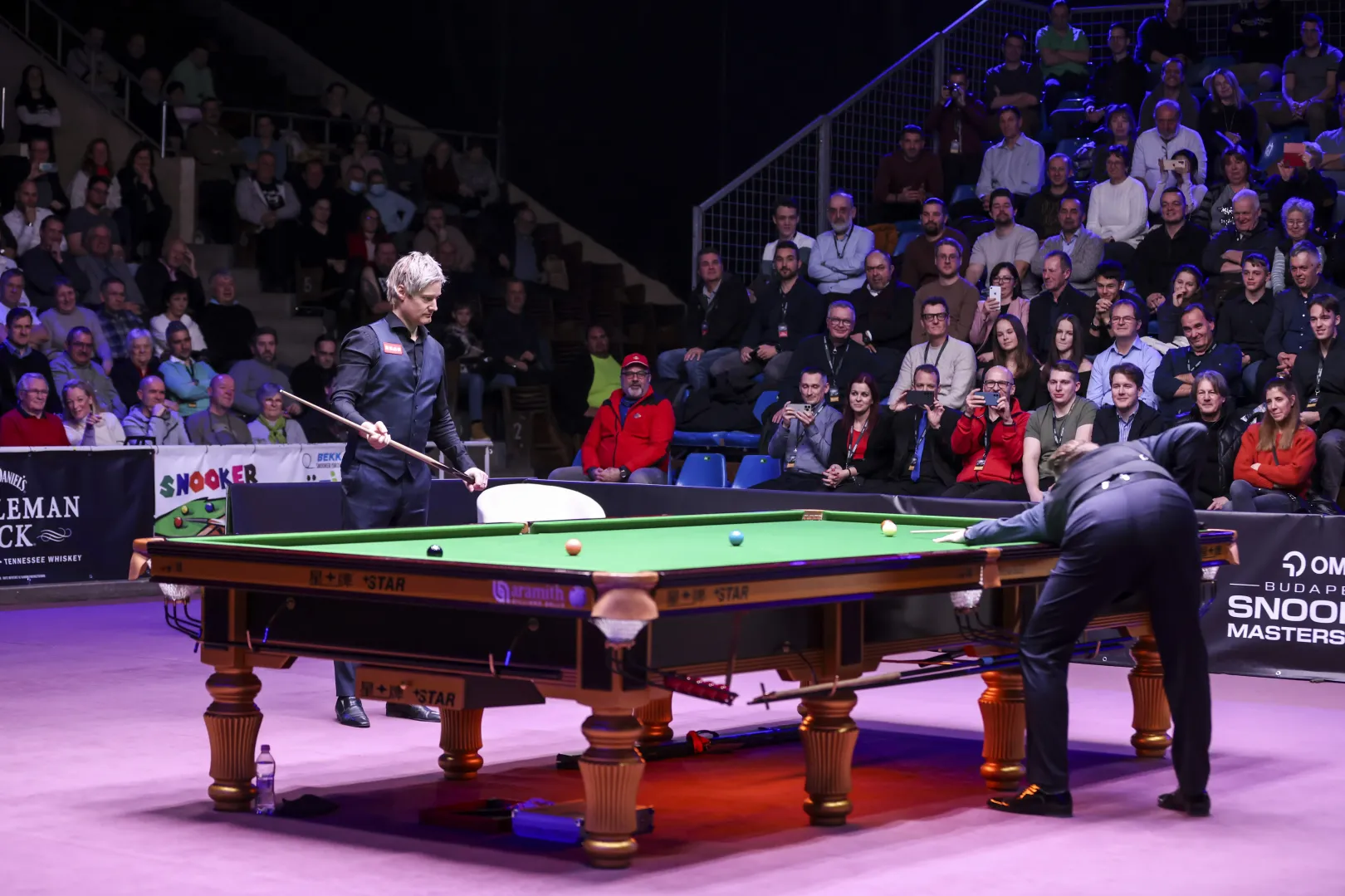 Neil Robertson és Shaun Murphy mókázik – Fotó: Melegh Noémi Napsugár / Telex