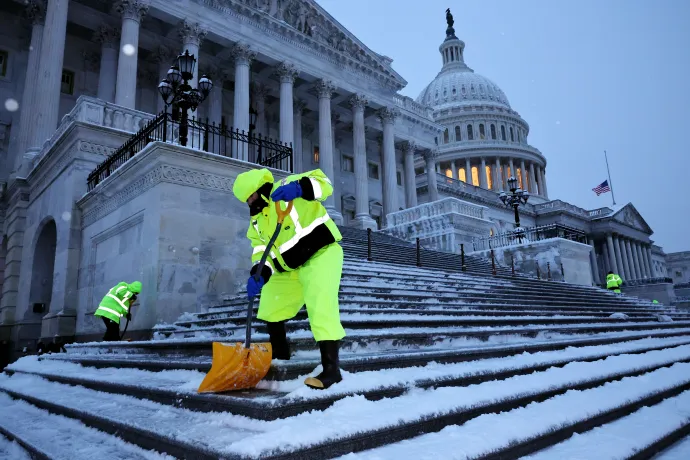 Munkások takarítják a havat az amerikai Capitolium keleti homlokzatának lépcsőiről 2025. január 6-án Washingtonban – Fotó: Chip Somodevilla / Getty Images