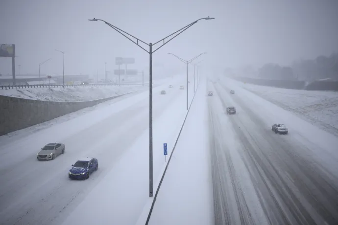 Autósok hajtanak a hóban az I-264-es autópályán 2025. január 5-én a Kentucky állambeli Louisville-ben – Fotó: Luke Sharrett / Getty Images