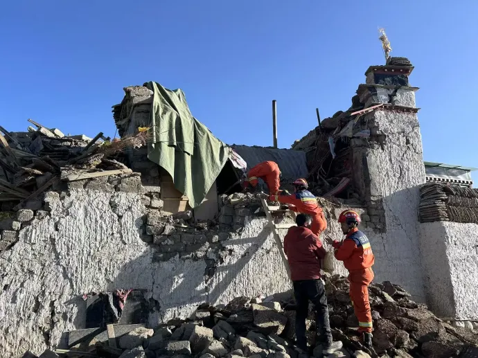 A földrengés után összedőlt romok között dolgoznak a mentőegységek Tibetben – Fotó: Jigme Dorje / Xinhua News Agency / AFP