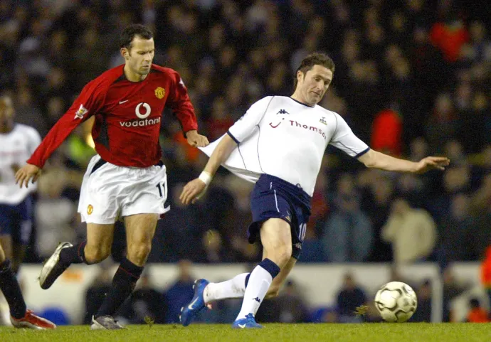 Ryan Giggs és Robbie Keane a londoni White Hart Lane-en rendezett Tottenham–Manchester United mérkőzésen, 2003. december 21-én – Fotó: Adrian Dennis / AFP