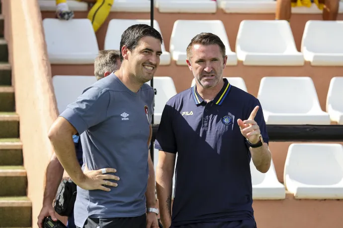 Andoni Iraola és Robbie Keane edzők az AFC Bournemouth–Maccabi Tel Aviv barátságos mérkőzés előtt San Pedro De Alcantarában, Spanyolországban, 2023. július 16-án – Fotó: Robin Jones / Afc Bournemouth / Getty Images