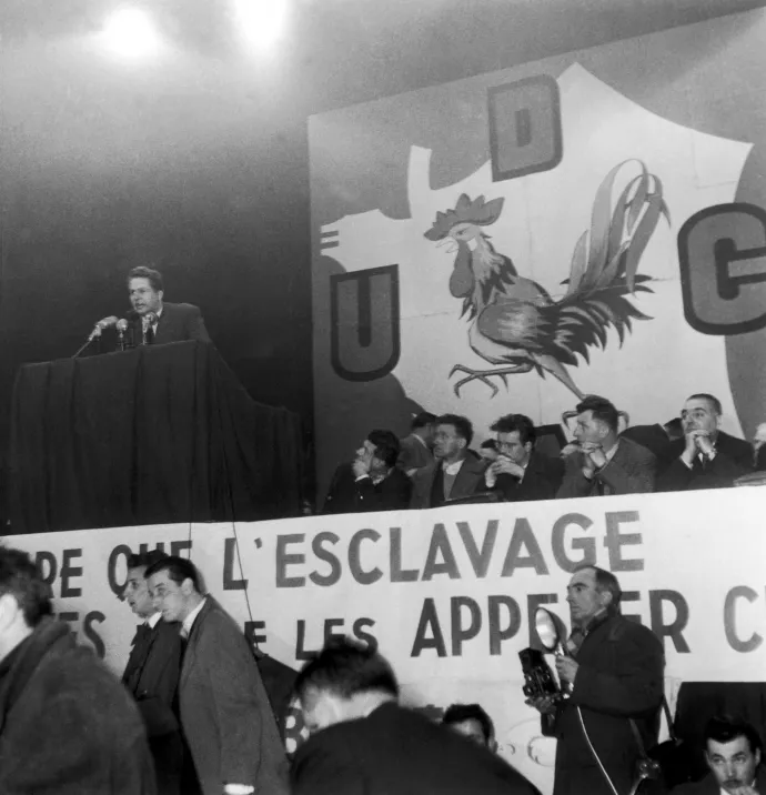 Jean-Marie Le Pen párizsi képviselőként beszédet mond az U.C.D.A. (Kereskedők és Mesterségek Védelmi Szövetsége) gyűlésén 1956. január 16-án – Fotó: Keystone-France / AFP