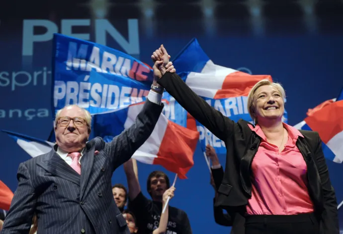 Marine Le Pen és édesapja Jean-Marie Le Pen integet a közönségnek egy kampánygyűlés végén Nizzában 2012. március 30-án – Fotó: Boris Horvat / AFP