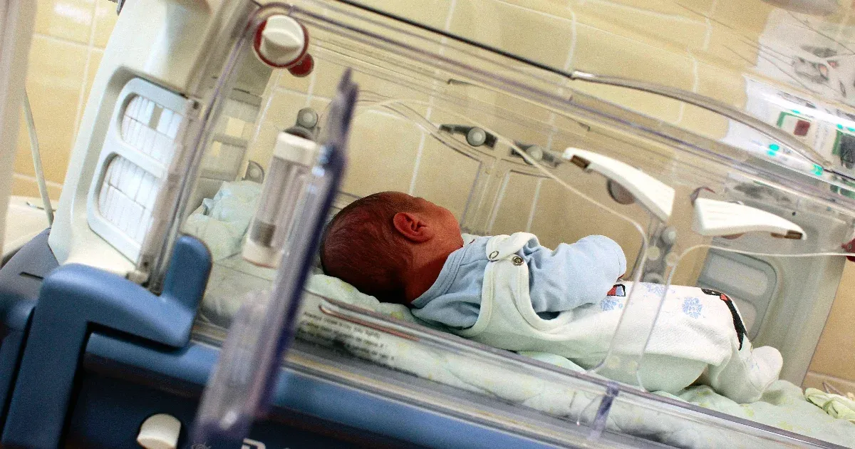 Még mindig 260, kórházban hagyott csecsemő van az anyátlan kórtermekben