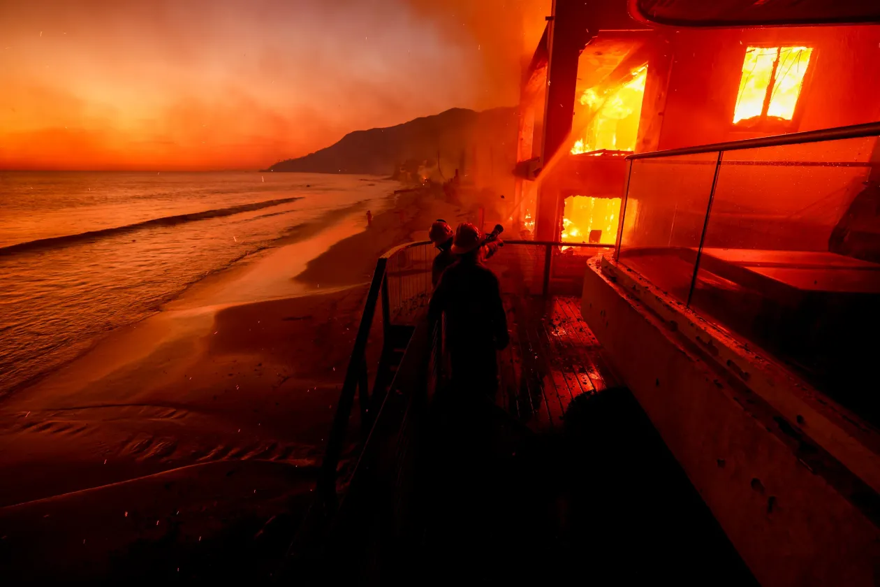 Erdőtűzben kigyulladt lakóépületet locsolnak tűzoltók a kaliforniai Malibu óceánpartján 2025. január 8-án. // Idős betegeket evakuálnak egy pasadenai intézményből január 7-én – Fotó: Etienne Laurent / AP / MTI és Josh Edelson / AFP