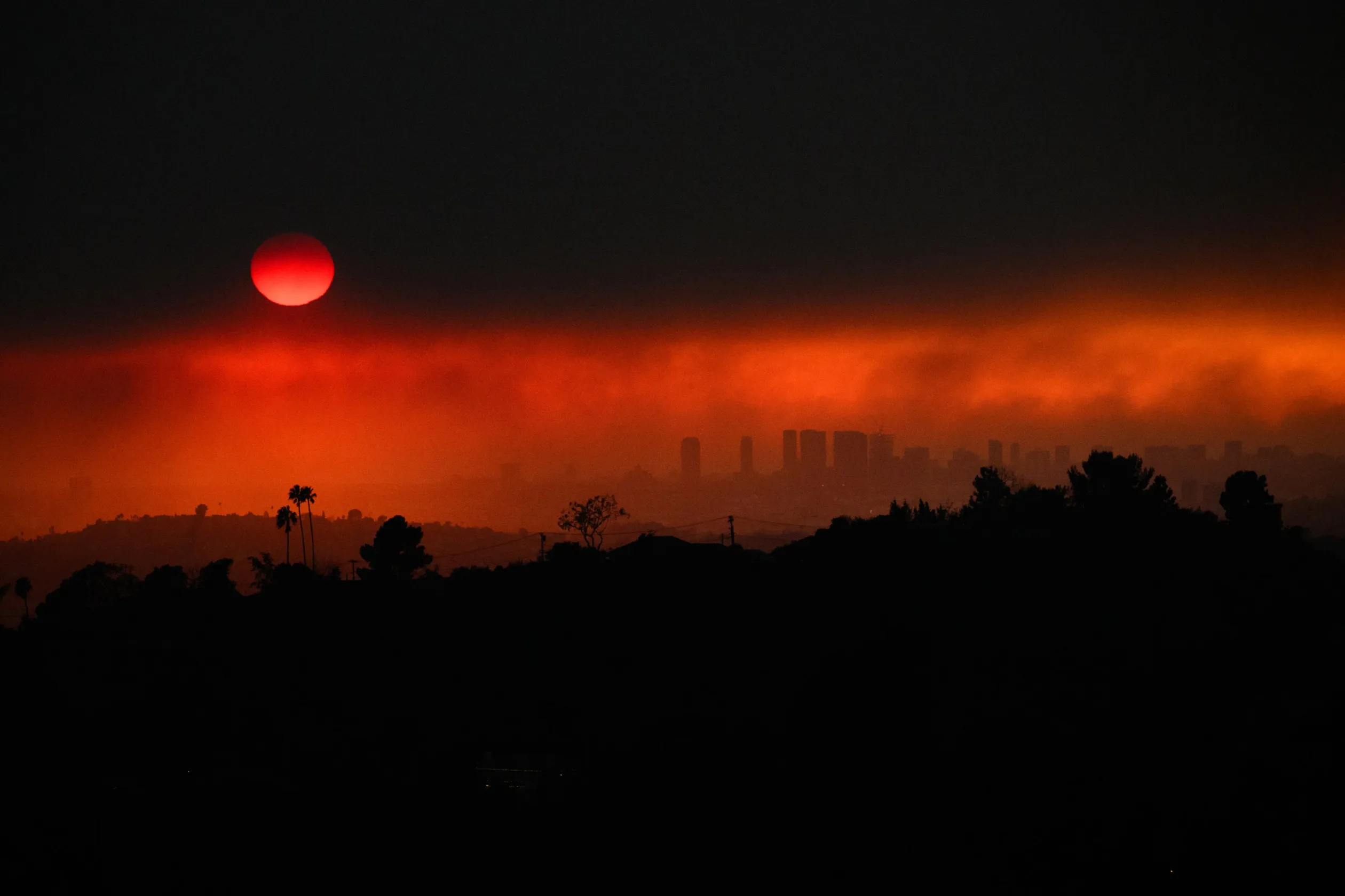 Los Angeles látképe az Eaton és a Palisades füstjén át január 8-án – Fotó: Patrick T. Fallon / AFP