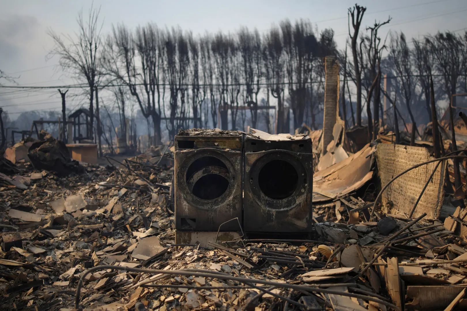 Teljesen leégett lakóház maradványai Los Angeles nyugati részén – Fotó: Daniel Cole / Reuters