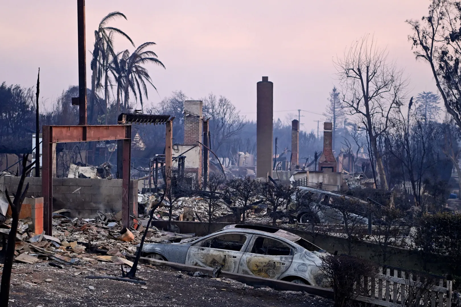 A tűzben leégett házak Los Angeles Pacific Palisades városrészében – Fotó: Agustin Paullier / AFP