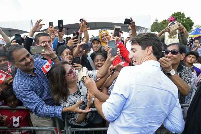 Trudeau szelfizik a támogatóival Bramptonban 2018 szeptemberében – Fotó: Arindam Shivaani / NurPhoto / Getty Images