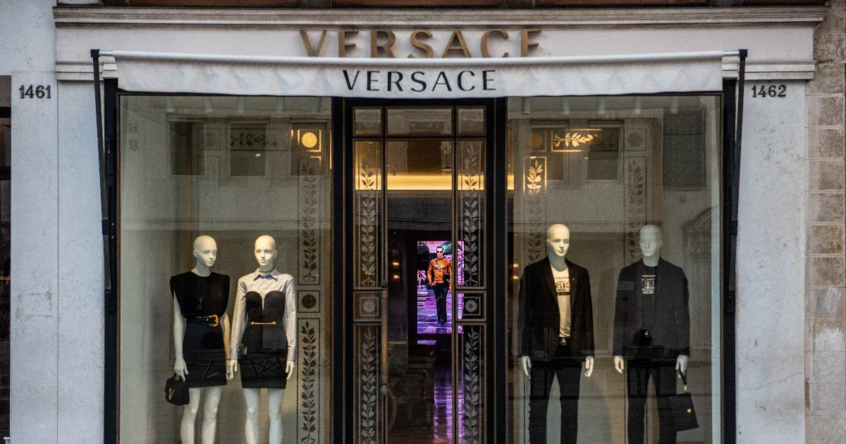 A Prada bejelentkezhet a Versace felvásárlására