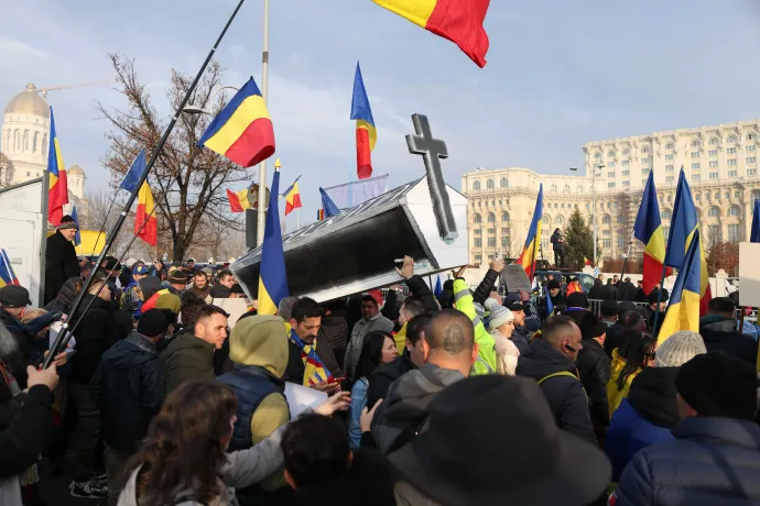 Călin Georgescu támogatói tüntetnek az alkotmánybíróság előtt Bukarestben, 2025. január 10-én. – Fotó: Octav Ganea / Inquam Photos 