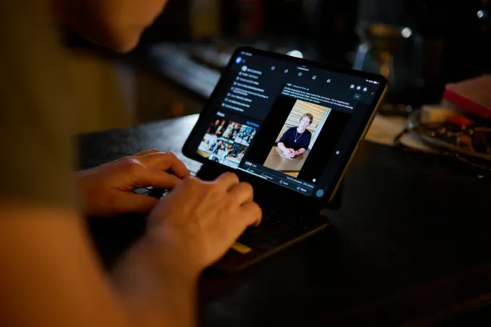 Egy férfi Mark Zuckerberg videóját nézi a tabletjén, amiben a Facebook vezetője bejelenti, hogy változtatnak a közösségi oldal moderálásán – Fotó: Jaap Arriens / NurPhoto / AFP