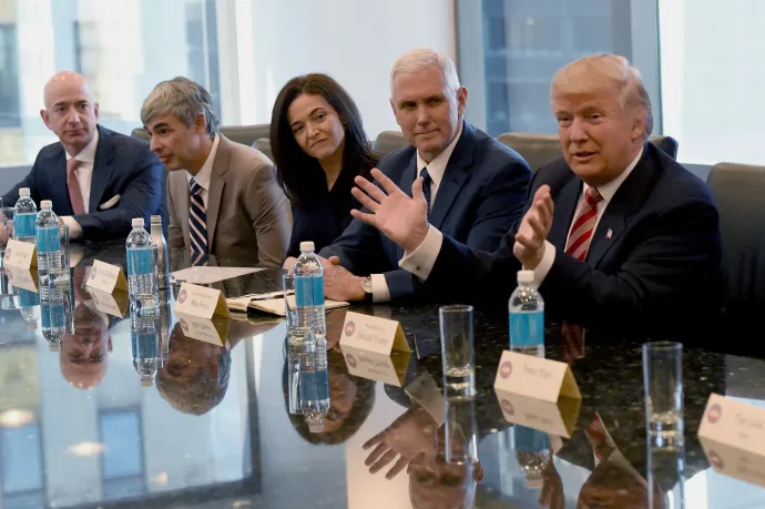 Jeff Bezos, az Amazon vezetője, Larry Page, az Alphabet (a Google anyavállalatának) vezetője, Sheryl Sandberg, a Facebook vezérigazgatója, Mike Pence megválasztott alelnök és Donald Trump megválasztott elnök egy megbeszélésen a Trump Towerben 2016. december 14-én New Yorkban – Fotó: Timothy A. Clary / AFP