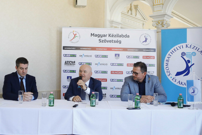 Kocsis Máté, a Magyar Kézilabda Szövetség elnöke, a Fidesz frakcióvezetője, Hende Csaba, az Országgyűlés fideszes alelnöke, a Szombathelyi KKA tiszteletbeli elnöke és Pődör Zoltán, a klub ügyvezetõje az új szombathelyi kézilabdacsarnok-projektrõl tartott sajtótájékoztatón Budapesten 2022. márciusában. Fotó: MTI/Kovács Anikó