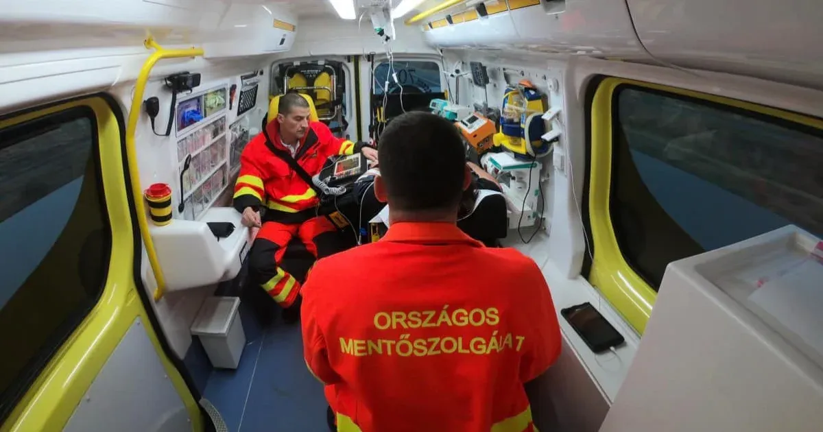 A mentőknek rendőrt kellett hívniuk, hogy újra tudjanak éleszteni egy beteget a piacon, mert az emberek egyszerűen átléptek rajta