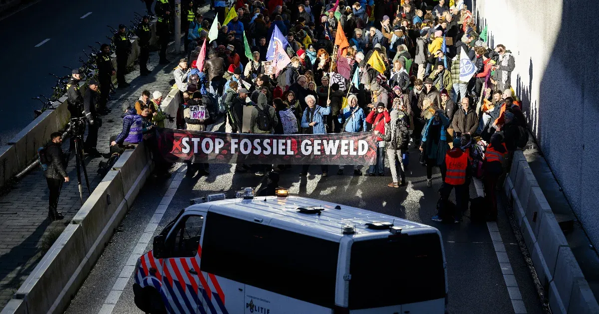 Közel 700 embert vett őrizetbe a holland rendőrség egy hágai klímatüntetésen