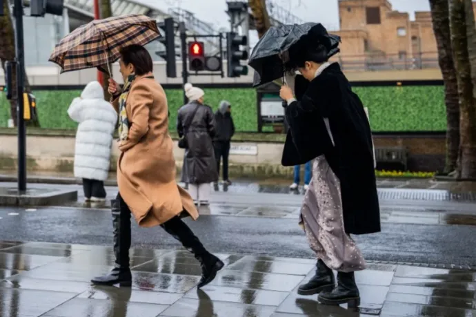 Szeles, napsütéses idővel zárjuk a hetet, északkeleten hózápor is előfordulhat