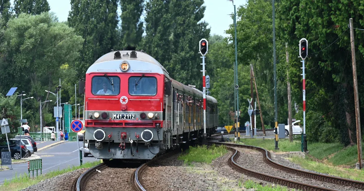 Tavaly 22 ezer adag hamburger és több mint 280 ezer korsó sör fogyott a MÁV fedélzeti éttermeiben