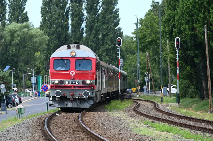 Tavaly 22 ezer adag hamburger és több mint 280 ezer korsó sör fogyott a MÁV fedélzeti éttermeiben