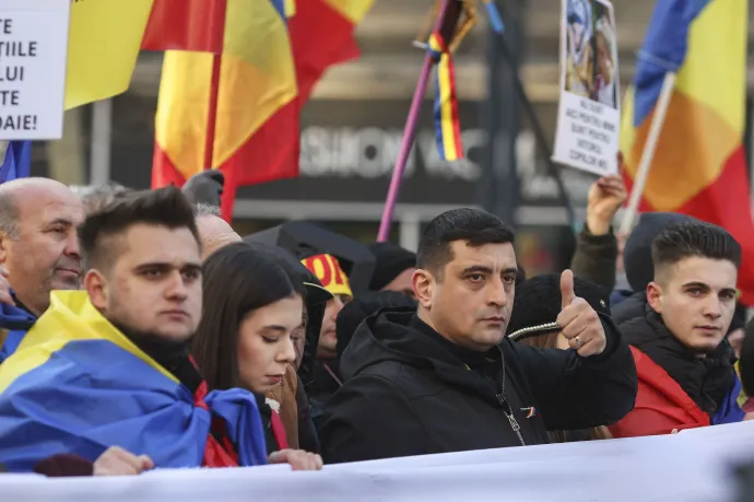 George Simion, az AUR elnöke haladt a tömeg élén, a résztvevők "Demokrácia" feliratú óriásmolinót tartottak – Fotó: George Călin / Inquam Photos