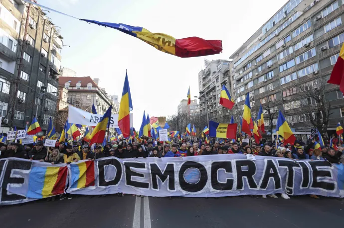 George Simion, az AUR elnöke haladt a tömeg élén, a résztvevők "Demokrácia" feliratú óriásmolinót tartottak – Fotó: George Călin / Inquam Photos