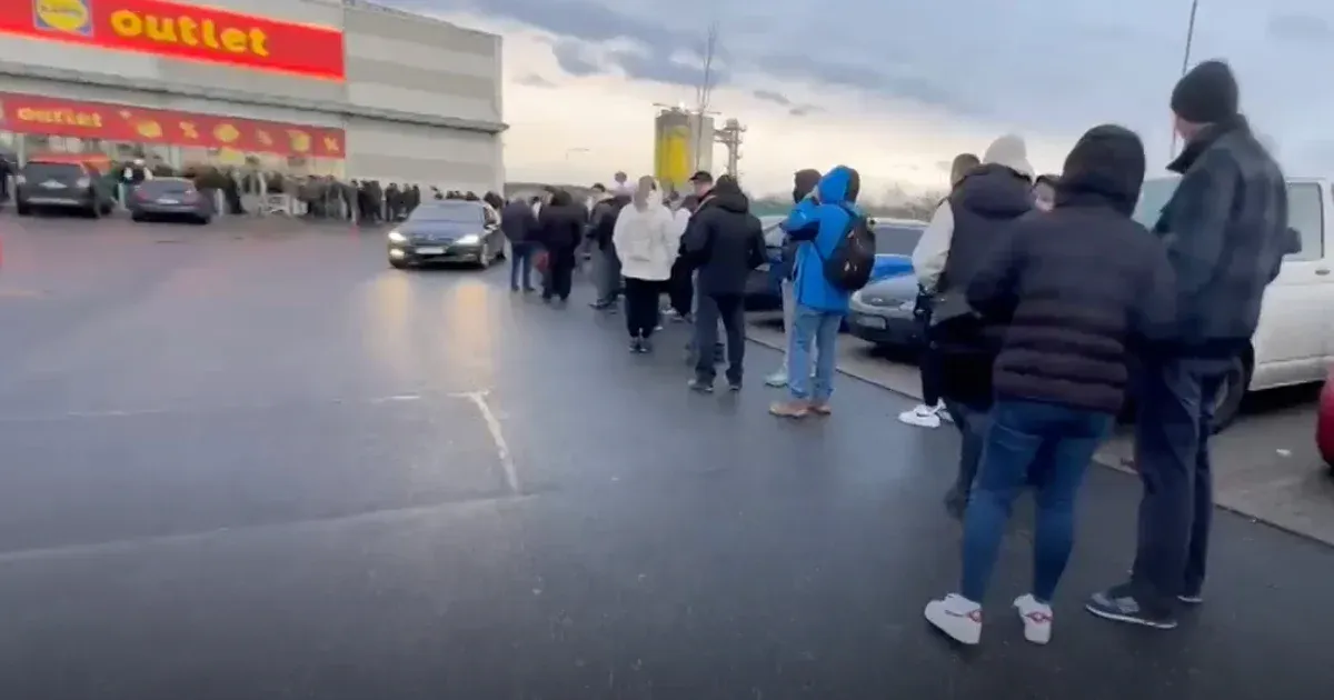 Outlet üzletet nyitott a Lidl Prága mellett, hosszú sorokban várakoztak az emberek, hogy bejuthassanak
