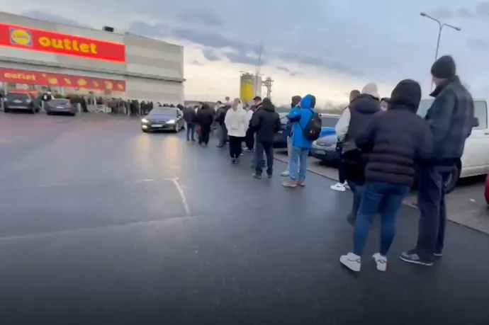 Outlet üzletet nyitott a Lidl Prága mellett, hosszú sorokban várakoztak az emberek, hogy bejuthassanak