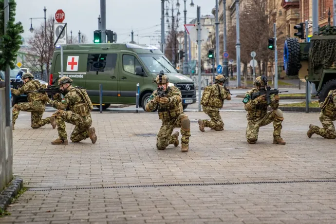 A honvédelmi miniszterrel és a Megasztár győztesével néztem végig, ahogy Stohl Andrást kimenekítik a Bálnából