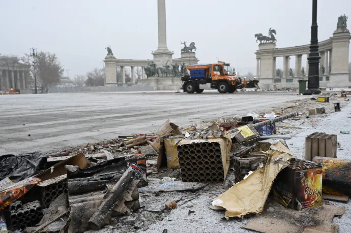 A szilveszteri tűzijátékozás után keletkezett hulladékot takarítják a Fővárosi Közterület-fenntartó Nonprofit Zrt. dolgozói a Hősök terén, 2025. január 1-jén reggel – Fotó: Lakatos Péter / MTI