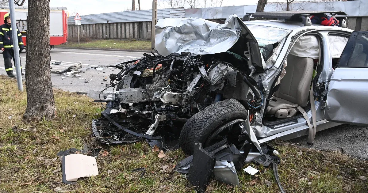 Frontálisan busszal ütközött egy BMW Kőbányán, ketten súlyosan megsérültek