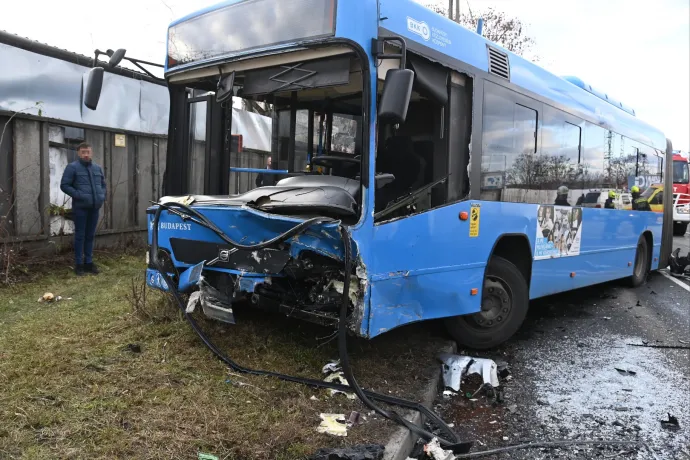 Frontálisan busszal ütközött egy BMW Kőbányán, ketten súlyosan megsérültek