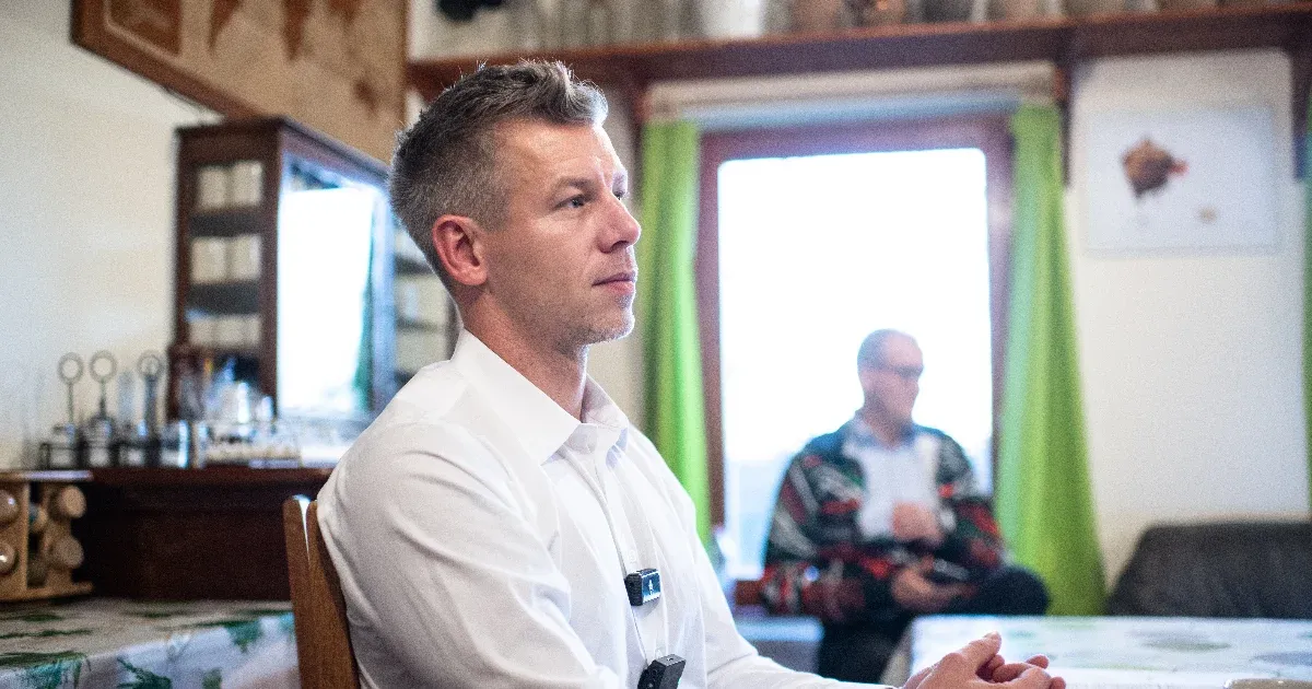 Magyar Péter megszavaztatja, hogy maradjon-e EP-képviselő