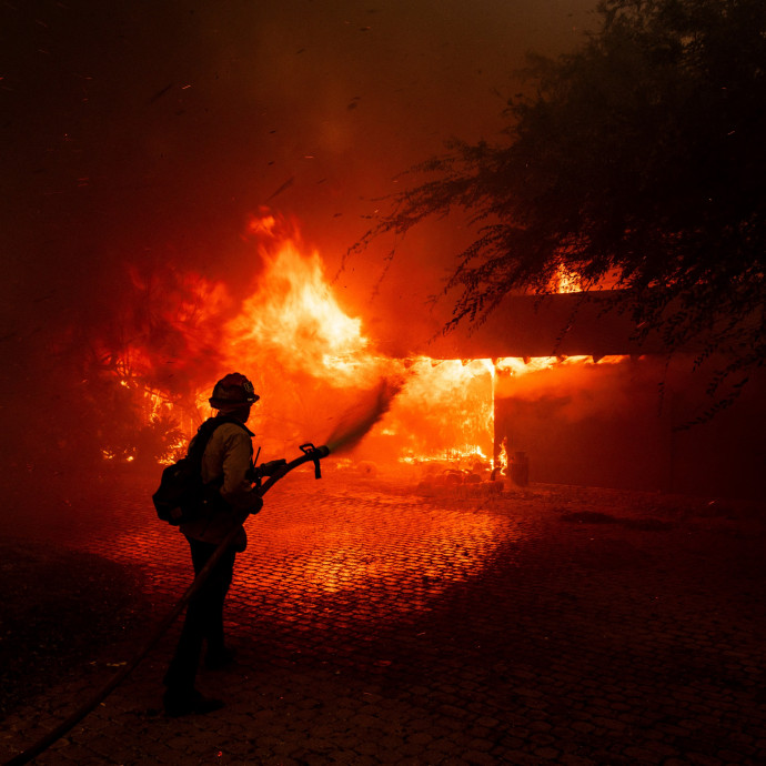 Egyre nagyobb értékek válnak hamuvá a városokat is felperzselő erdőtüzekben