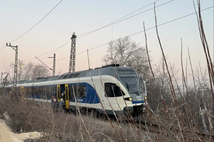 A sínek között kellett Tatabányáig sétálniuk ma reggel az utasoknak, mert elromlott egy vonat