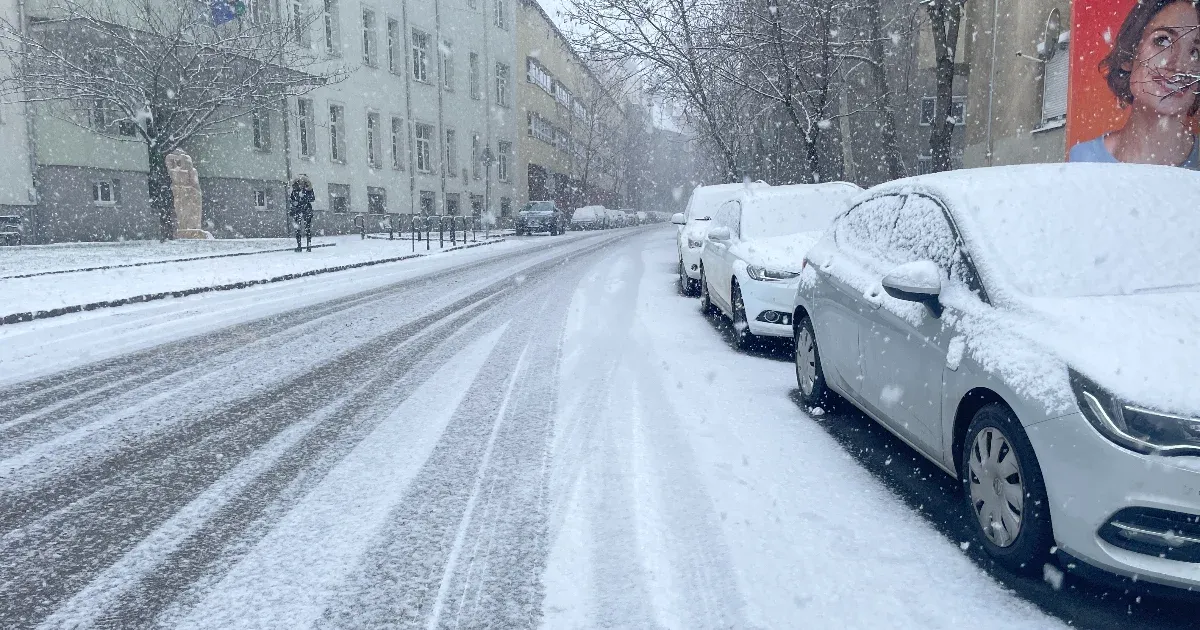 Megérkezett a havazás Budapestre is, a BKK csúszós utakra figyelmeztet