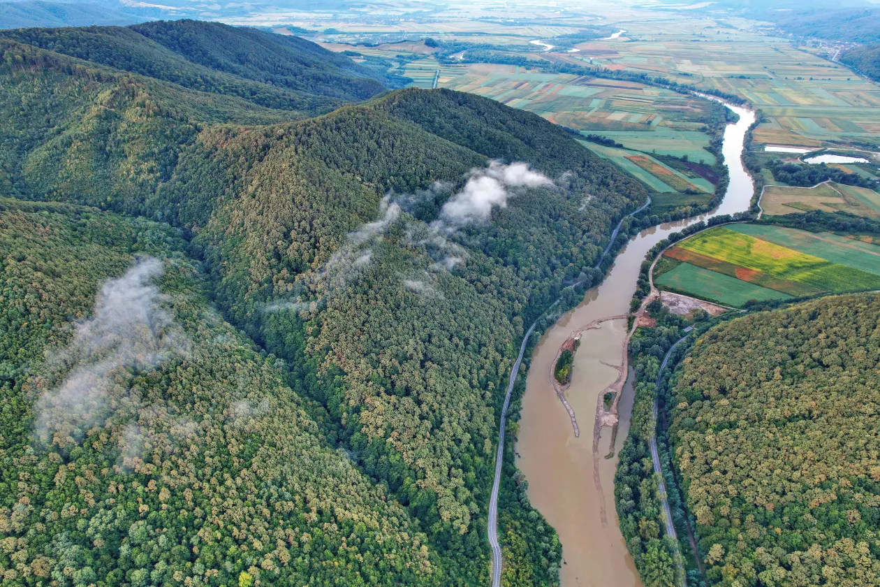 A szorosban található sziget a Google Earth 2020-as műholdképén, és már félig kitermelve 2023 szeptemberében – Fotó: Google Earth, Vajda Béci