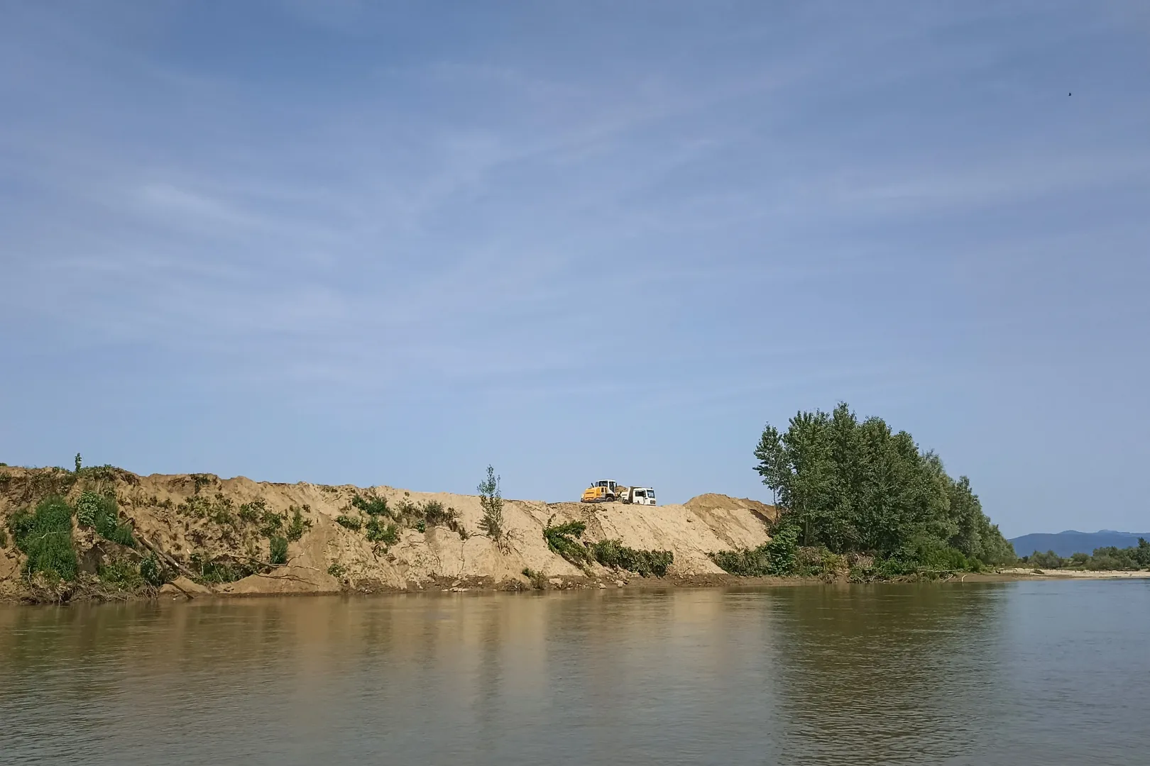 A szakhatóságok szerint a természetes erózió működött, szerintünk viszont a part közelében dolgozó kitermelő cég nyomta be a bányahulladékát a folyómederbe egy természetvédelmi területen – Fotó: Nagy András Attila / Transtelex