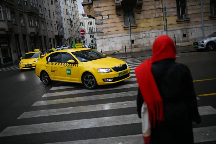 A taxisok egy csoportja a Hősök teréről átment az Alkotmány utcába – Fotó: Bődey János / Telex