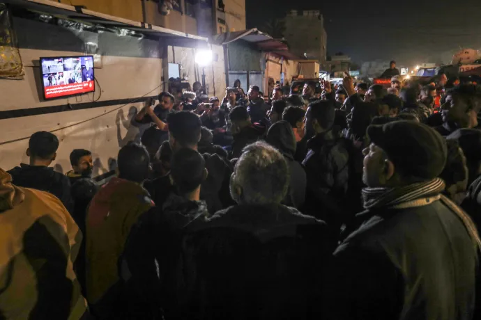 A Gázai övezet középső részén lévő Hán Júniszban hallgatják a tűzszünetről érkező híreket – Fotó: Abed Rahim Khatib / Anadolu / Anadolu via AFP