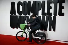 Vörös szőnyegen parkolta le a Lime-bike-ot, megbüntették érte Timothée Chalamet-t