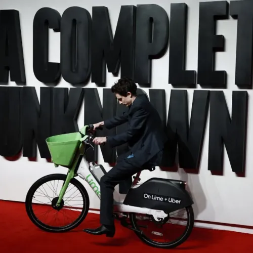 Vörös szőnyegen parkolta le a Lime-bike-ot, megbüntették érte Timothée Chalamet-t