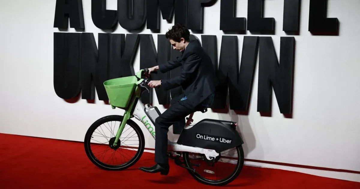 Vörös szőnyegen parkolta le a Lime-bike-ot, megbüntették érte Timothée Chalamet-t