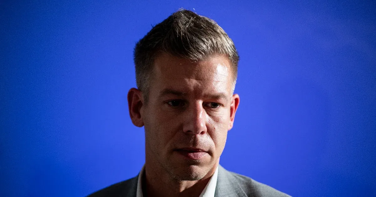 Magyar Péter és Gulyás Gergely azon vitatkozik, melyikük nagyobb áruló