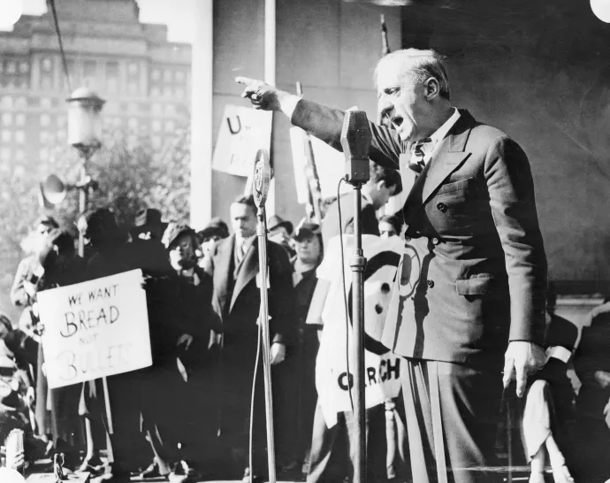 Smedley D. Butler nyugalmazott tengerészgyalogos tábornok beszédet mond egy háborúellenes tüntetésen a philadelphiai Reyburn Plaza-n, 1935. november 9-én – Fotó: Bettmann / Getty Images